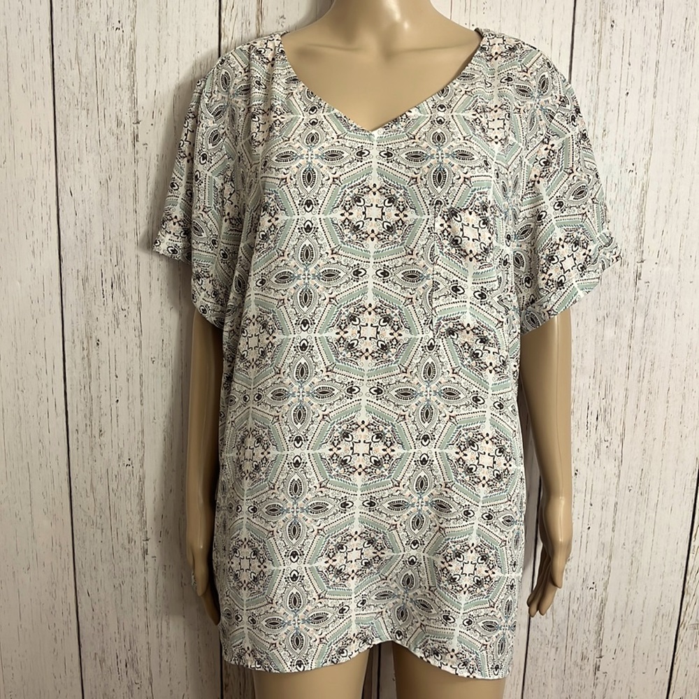 Maurices Size 3 Short Sleeve Geometric Print Top Zipper Rear V Neck